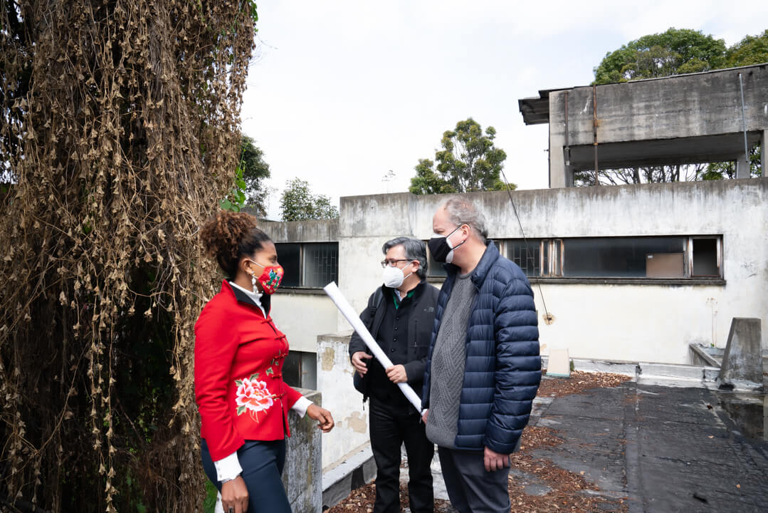 Ministra de ciencias, tecnología e innovación de Colombia hablando con el gerente del proyecto Edgar Duarte
