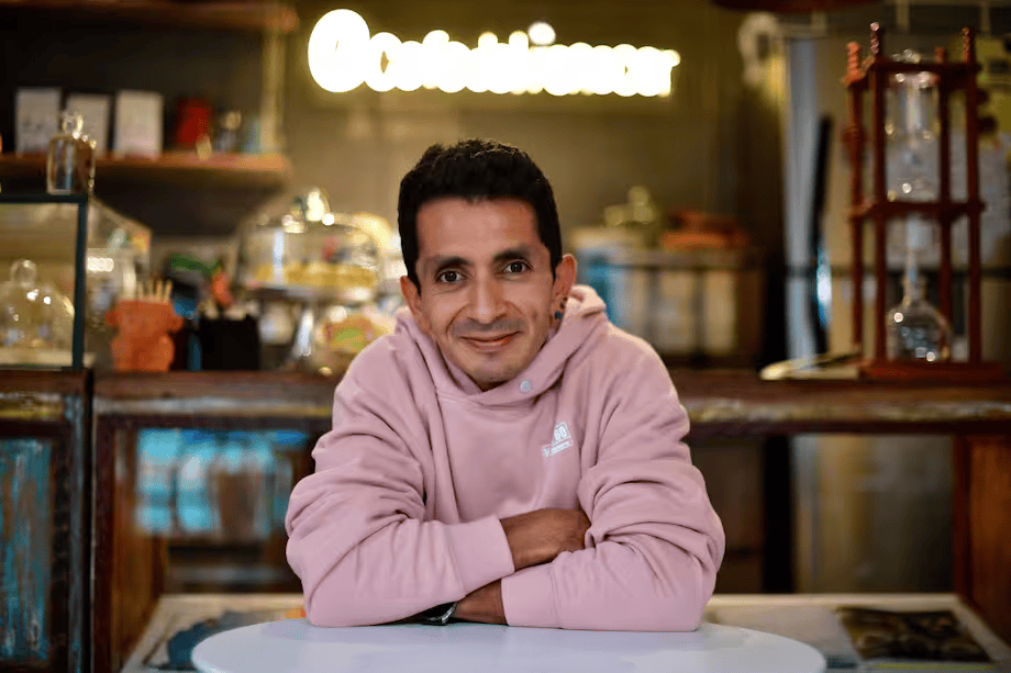 fotografía de Beto en su café el renacer